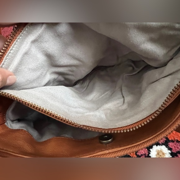 Classic Brown Leather Shoulder Bag with Ruched Detailing - Picture 4 of 9